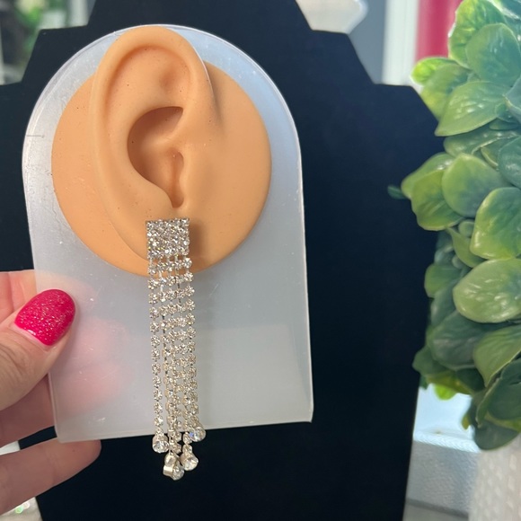 BREATHTAKING AND FUN LIGHT SILVER/CRYSTAL BLING EARRINGS - Picture 5 of 6